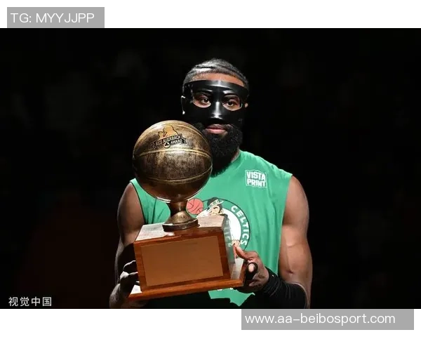 杰伦布朗盛赞安芬尼西蒙斯本赛季精彩表现展现无与伦比的实力